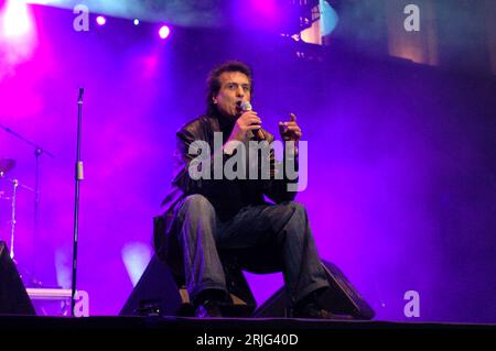 Milano Italia 2004-11-09 : Toto Cutugno, concerto dal vivo in Piazza Duomo per l'evento musicale di radio Italia Foto Stock