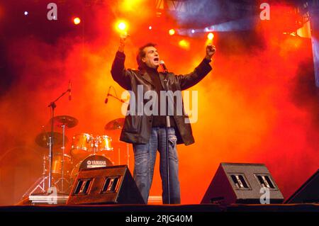 Milano Italia 2004-11-09 : Toto Cutugno, concerto dal vivo in Piazza Duomo per l'evento musicale di radio Italia Foto Stock