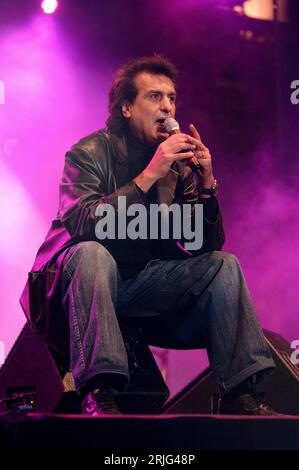 Milano Italia 2004-11-09 : Toto Cutugno, concerto dal vivo in Piazza Duomo per l'evento musicale di radio Italia Foto Stock