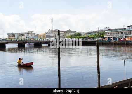 Valenca, Bahia, Brasile - 10 gennaio 2023: Vista panoramica sul fiume una e sul bordo della città di Valenca con edifici commerciali. Bahia Brasile Foto Stock