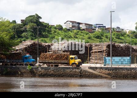 Valenca, Bahia, Brasile - 10 gennaio 2023: Vista panoramica sul fiume una e sul bordo della città di Valenca con edifici commerciali. Bahia Brasile Foto Stock