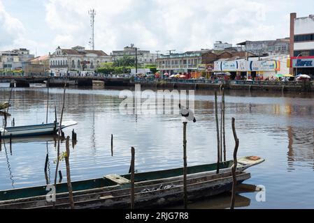 Valenca, Bahia, Brasile - 10 gennaio 2023: Vista panoramica sul fiume una e sul bordo della città di Valenca con edifici commerciali. Bahia Brasile Foto Stock