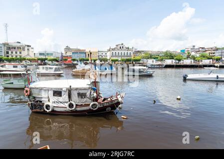 Valenca, Bahia, Brasile - 10 gennaio 2023: Vista sul fiume una e sul bordo della città di Valenca con edifici commerciali. Città turistica in BR Foto Stock