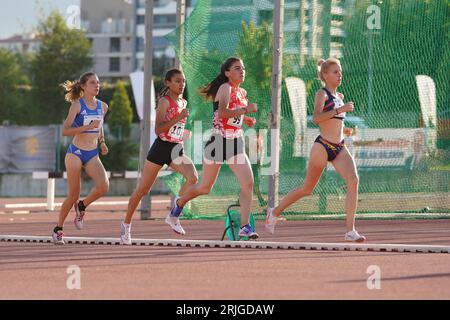 DENIZLI, TURKIYE - 16 LUGLIO 2022: Atleti che corrono durante i Campionati di Atletica balcanica U20 nel circuito di Atletica di Denizli Albayrak Foto Stock