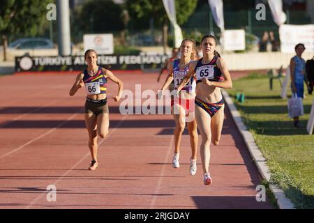 DENIZLI, TURKIYE - 16 LUGLIO 2022: Atleti che corrono durante i Campionati di Atletica balcanica U20 nel circuito di Atletica di Denizli Albayrak Foto Stock