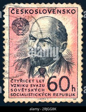 Vladimir Ilich Lenin. Francobollo emesso in Cecoslovacchia nel 1962 in occasione del 40° anniversario della fondazione dell'URSS. Vladimir Lenin, chiamato anche Vladimir Ilich Lenin, nome originale Vladimir Ilich Ulyanov, (1870 – 1924), fu il fondatore del Partito Comunista Russo (bolscevico), ispiratore e leader della Rivoluzione bolscevica (1917), e l'architetto, costruttore e primo capo (1917–24) dello stato sovietico. Foto Stock