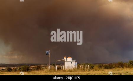 Devastante incendio ad Alexandroupolis Evros, Grecia, disastro ecologico e ambientale, fumo copriva il cielo. Foto Stock