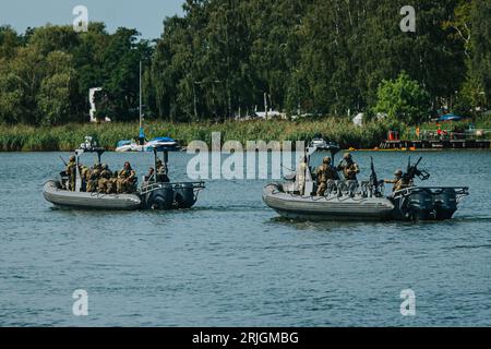 Dziwnow, Wroclaw, Polonia. 22 agosto 2023. Il 22 agosto 2023, a DziwnÃ³w si è svolta una presentazione della nuova squadra di combattimento dell'unità militare di Formoza. Tenente generale Wlodzimierz Potasinski. In questa occasione, è stato presentato uno spettacolo dinamico come parte di un esercizio episodico, che includerà, tra l'altro, un'azione diretta, VBSS (Visit Boarding Search and Sequestzure), ossia la presa in carico di una nave dirottata da sconosciuti e armati autori. (Immagine di credito: © Krzysztof Zatycki/ZUMA Press Wire) SOLO USO EDITORIALE! Non per USO commerciale! Foto Stock