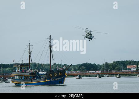 Dziwnow, Wroclaw, Polonia. 22 agosto 2023. Il 22 agosto 2023, a DziwnÃ³w si è svolta una presentazione della nuova squadra di combattimento dell'unità militare di Formoza. Tenente generale Wlodzimierz Potasinski. In questa occasione, è stato presentato uno spettacolo dinamico come parte di un esercizio episodico, che includerà, tra l'altro, un'azione diretta, VBSS (Visit Boarding Search and Sequestzure), ossia la presa in carico di una nave dirottata da sconosciuti e armati autori. (Immagine di credito: © Krzysztof Zatycki/ZUMA Press Wire) SOLO USO EDITORIALE! Non per USO commerciale! Foto Stock