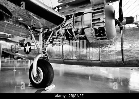 Un B-24 Consolidated Liberator WWII Bomber Engine era sotto carraia nel Museo americano presso l'Imperial War Museum e l'aeroporto di Duxford Foto Stock