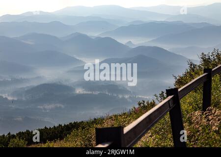 Bratislava, Presov, Slovacchia. 19 agosto 2023. Vista generale di un'alba sulla catena montuosa di Low Tatra (Nizke Tatry) nella Slovacchia centrale. (Immagine di credito: © Dominika Zarzycka/SOPA Images via ZUMA Press Wire) SOLO USO EDITORIALE! Non per USO commerciale! Foto Stock