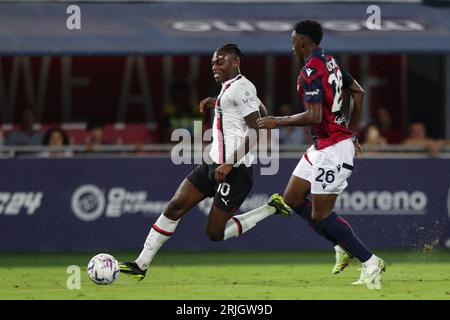 Rafael Leao del Milan visto durante la partita di SERIE A TIM 2023/24 tra Bologna e Milan al Renato dall'Ara. Punteggio finale; Bologna 0:2 AC Milan Foto Stock