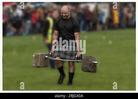 Stirling, Scozia, Regno Unito - 19 agosto 2023 - Strongman indossa un kilt che trasporta pesi ai Giochi di Stirling Higland Foto Stock