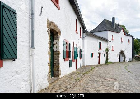 Edifici all'interno dell'anello del castello del romantico borgo medievale Reifferscheid nell'eifel, nella germania occidentale Foto Stock