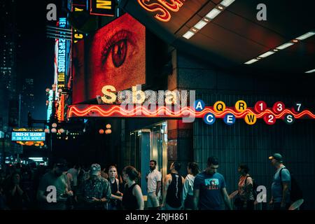 Cartello della stazione della metropolitana di notte a Times Square, Manhattan, New York Foto Stock