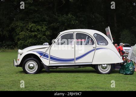 Citroën 2CV Beachcomer Special Limited Edition, con il marchio France 3 e Transat in altri mercati europei come Olanda e Francia. Foto Stock