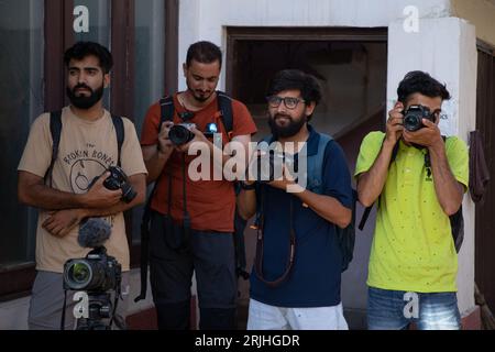 21 agosto 2023, Srinagar, Jammu e Kashmir, India: i giornalisti del Kashmir che si occupano del processo di sfratto del "Kashmir Walla" mentre lasciano il loro ufficio a Srinagar, in quanto hanno ricevuto una notifica di sfratto dal proprietario un giorno dopo che le autorità indiane hanno bloccato i loro siti web e i social media in India ai sensi dell'Information Technology Act indiano del 2000, secondo la dichiarazione pubblicata dal notiziario. "The Kashmir Walla" è un importante sito di notizie indipendente con sede in Kashmir, fondato nel 2009 dal fondatore-editore Fahad Shah, che è attualmente in carcere per 18 mesi per la copertura mediatica di una pistola Foto Stock