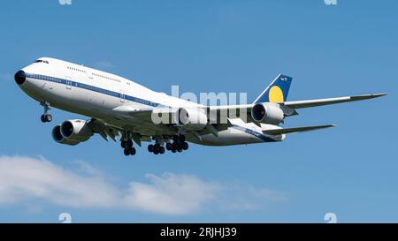 Jumbo JET in arrivo per un atterraggio in una giornata di sole Foto Stock