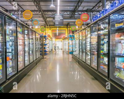 Vista della corsia di merchandising nel supermercato Foto Stock