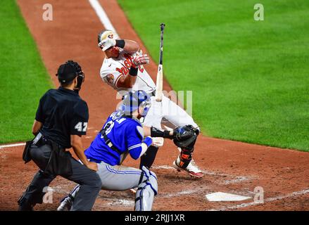 Baltimora, Stati Uniti. 22 agosto 2023. James McCann dei Baltimore Orioles (27) viene colpito da un lancio del lanciatore di rilievo dei Toronto Blue Jays Yimi Garcia per caricare le basi durante il quinto inning a Camden Yards a Baltimora, MD, martedì 22 agosto 2023. Foto di David Tulis/UPI credito: UPI/Alamy Live News Foto Stock