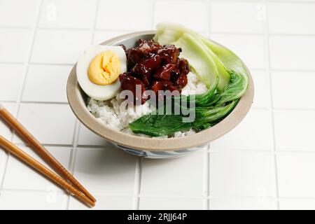 Riso di maiale brasato a ventaglio di Lu Rou taiwanese, su tavolo bianco Foto Stock