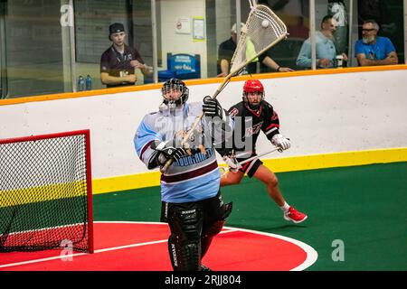 Edmonton, Canada. 20 agosto 2023. Calgary Mountaineers (blu/grigio) il portiere Trace Stewart (0) passa la palla sul pavimento in Minto Cup Day 2, azione tra Calgary Mountaineers e Burlington Blaze alla Bill Hinter Arena.Calgary Mountaineers vs Burlington Blaze, 6:8 credito: SOPA Images Limited/Alamy Live News Foto Stock