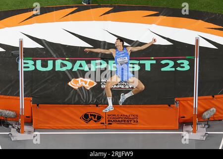 Budapest, Ungheria. 22 agosto 2023. L'italiano Marco Fassinotti gareggia durante la finale maschile di salto in alto dei Campionati del mondo di atletica leggera Budapest 2023 a Budapest, in Ungheria, 22 agosto 2023. Crediti: Meng Dingbo/Xinhua/Alamy Live News Foto Stock