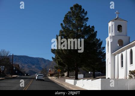 La luce del mattino risplende sugli edifici storici di Clarkdale, Arizona, Stati Uniti. Foto Stock