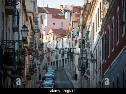 Domenica sera in Rue Manual Bernardes nel quartiere Principe Real di Lisbona, Portogallo. Un uomo solitario che cammina in salita su una delle strette strade della capitale portoghese. Foto Stock