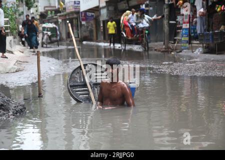 22 agosto 2023 Dhaka, Bangladesh - City Corporation Sewer Cleaner pulisce i tombini stradali vicino Badda Dhaka. Per questo detergente per fognature da lavoro di un giorno ottieni 800t. Foto Stock