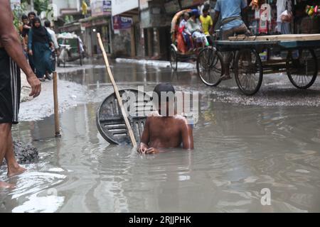 22 agosto 2023 Dhaka, Bangladesh - City Corporation Sewer Cleaner pulisce i tombini stradali vicino Badda Dhaka. Per questo detergente per fognature da lavoro di un giorno ottieni 800t. Foto Stock