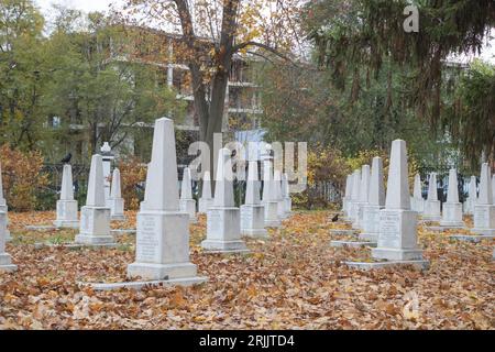 Chisinau, Moldavia - 30 ottobre 2022 vecchie lapidi nel cimitero in autunno. Foto Stock