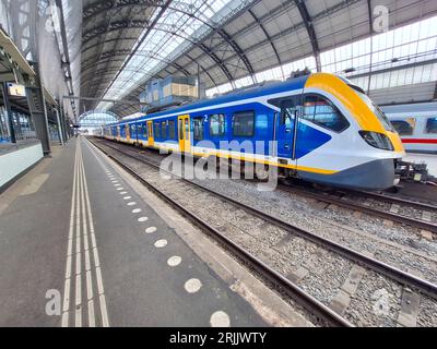 SNG sprinter local commuter train at amsterdam Central station in the Netherlands Foto Stock