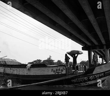 Le bucce di legno sono scaricate dalla barca. Questa foto è stata scattata il 14 settembre 2022, da Ruhitpur, Bangladesh Foto Stock