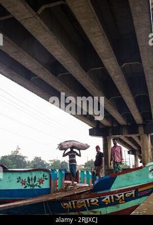 Le bucce di legno sono scaricate dalla barca. Questa foto è stata scattata il 14 settembre 2022, da Ruhitpur, Bangladesh Foto Stock