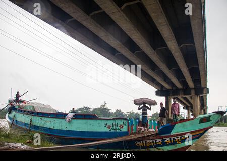 Le bucce di legno sono scaricate dalla barca. Questa foto è stata scattata il 14 settembre 2022, da Ruhitpur, Bangladesh Foto Stock