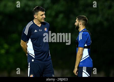 Sibenik, Croazia. 22 agosto 2023. Luka Ivanusec della Dinamo Zagabria con il nuovo allenatore Sergej Jakirovic durante la sessione di allenamento della Dinamo Zagabria al campo Hitrec Kacian il 22 agosto 2023 a Zagabria, Croazia. Foto: Marko Lukunic/PIXSELL credito: Pixsell/Alamy Live News Foto Stock