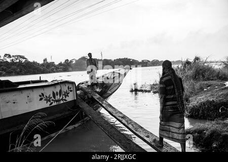 Le bucce di legno sono scaricate dalla barca. Questa foto è stata scattata il 14 settembre 2022, da Ruhitpur, Bangladesh Foto Stock