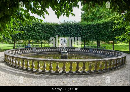 L'arco dell'albero di Giuda (Cercis) nel Giardino murato delle quattro stagioni nel Parco Buscot Foto Stock