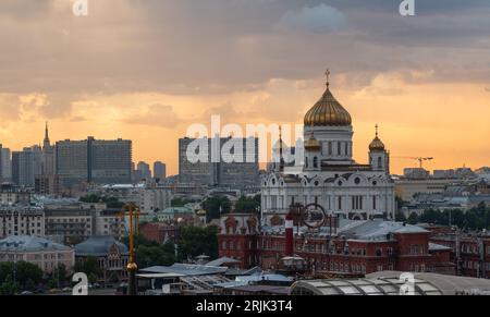 13 luglio 2022, Mosca, Russia. Vista della cattedrale di Cristo Salvatore nel centro della capitale russa in una serata d'estate. Foto Stock