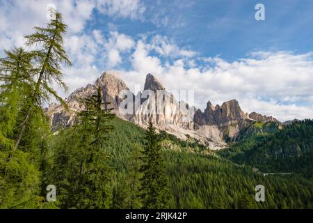 Una tranquilla scena del Rifugio Son forca tra lussureggianti foreste e vette torreggianti. Foto Stock