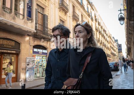 Ritratto di un paio di gentiluomini che passeggiano per le strade di Barcellona Foto Stock