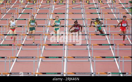 Budapest, Ungheria. 22 agosto 2023. Le atlete gareggiano durante i 100m hurdles Heat of the World Athletics Championships Budapest 2023 a Budapest, in Ungheria, 22 agosto 2023. Crediti: Li Ying/Xinhua/Alamy Live News Foto Stock