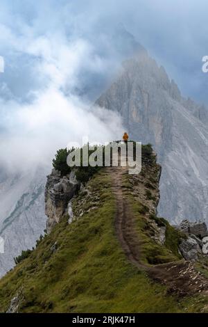 Le viste sulla scogliera vicino alle tre Cime Dolomites offrono incantevoli sentieri escursionistici e panorami mozzafiato. Foto Stock