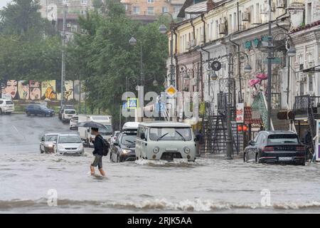 Vladivostok, Russia. 23 agosto 2023. Una strada è inondata dall'acqua piovana nel centro di Vladivostok, Russia, 23 agosto 2023. La città ha subito piogge torrenziali il mercoledì, causando inondazioni nelle aree basse dell'area urbana. Crediti: Guo Feizhou/Xinhua/Alamy Live News Foto Stock