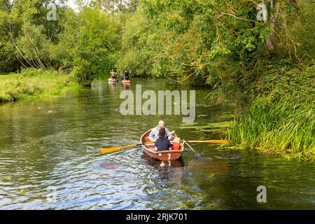 Pagaia e canottaggio sul fiume Stour, Dedham vale, East Bergholt, Suffolk, Inghilterra, REGNO UNITO Foto Stock