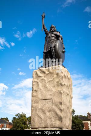 L'imponente statua del re Alfredo il grande su un enorme zoccolo a Broadway, a Winchester, Hampshire, Regno Unito. Alfredo era un re sassone che usava Winchest Foto Stock