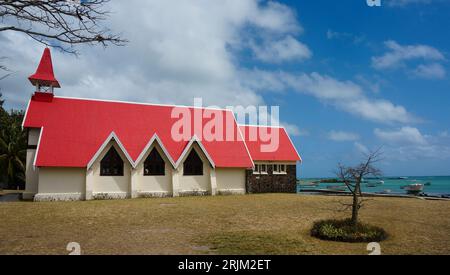 Una vecchia chiesa dai tetti rossi nel paradiso tropicale di Mauritius Foto Stock