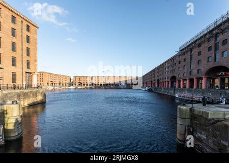 Liverpool, regno unito, 16 maggio 2023 Albert Dock con il Merseyside Maritime Museum, The Beatles Story e The Tate Liverpool Foto Stock