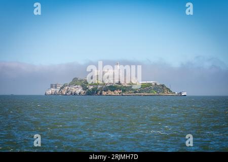 Una vista panoramica dell'iconica isola di Alcatraz nella nebbia Foto Stock
